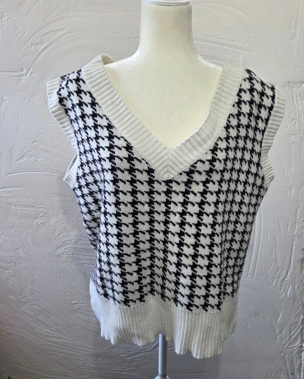 Princess Polly Black White Baggy Sweater Vest Woman's Size S/M